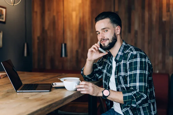 Baard Mannelijke Blogger Casual Kleding Polshorloge Beantwoorden Telefoongesprek Terwijl Geniet — Stockfoto