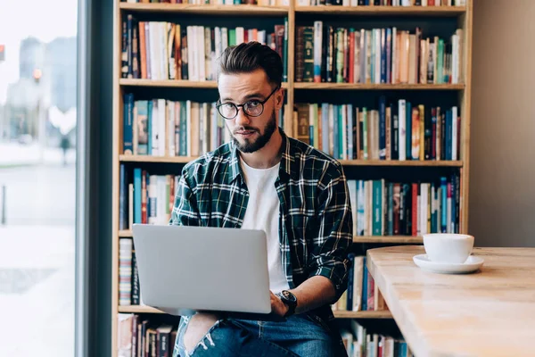 Maschio Barbuto Concentrato Camicia Scacchi Che Naviga Laptop Mentre Seduto — Foto Stock