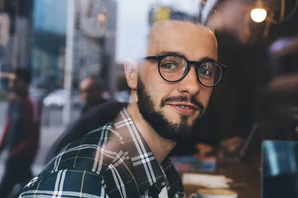 Glass View Bearded Young Guy Green Checkered Shirt Glasses Sitting — Stock Photo, Image