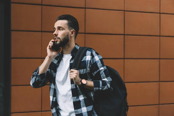 Bearded Man Casual Wear Standing Big Backpack Street Speaking Cellphone — Stock Photo, Image