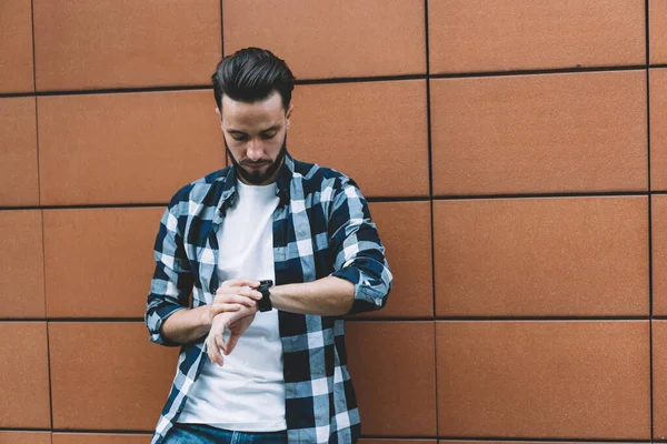 Junge Gut Aussehende Hipster Mit Bart Und Frisur Stehen Außerhalb — Stockfoto