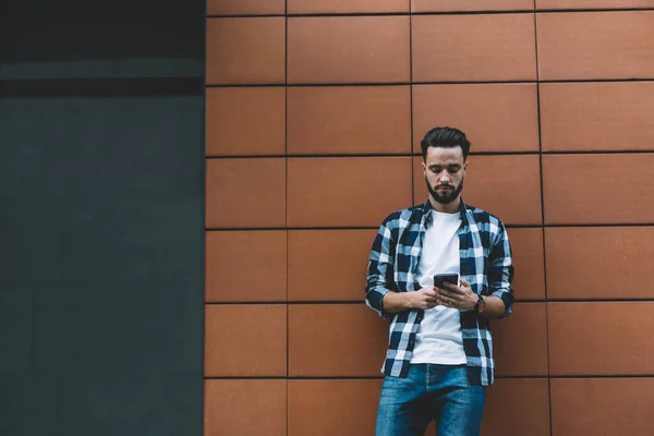 Fokuserad Snygg Man Bär Casual Kläder Stående Gatan Med Mobiltelefon — Stockfoto