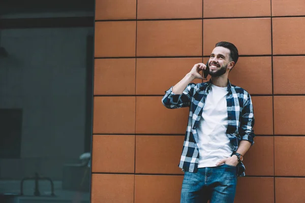 Smiling Unshaven Male Casual Clothes Talking Mobile Phone While Standing — Stock Photo, Image