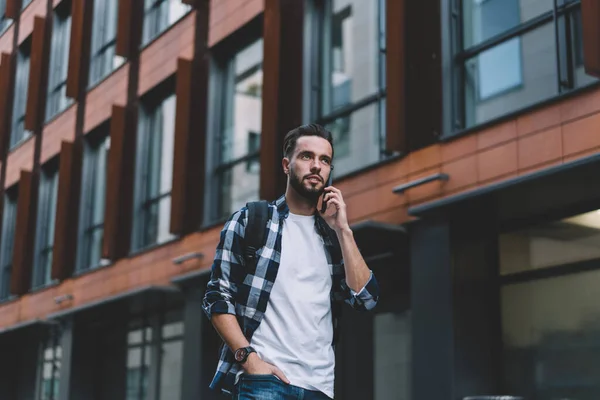 Unghi Scăzut Mascul Hipster Pozitiv Uzură Casual Rucsac Vorbind Telefonul — Fotografie, imagine de stoc