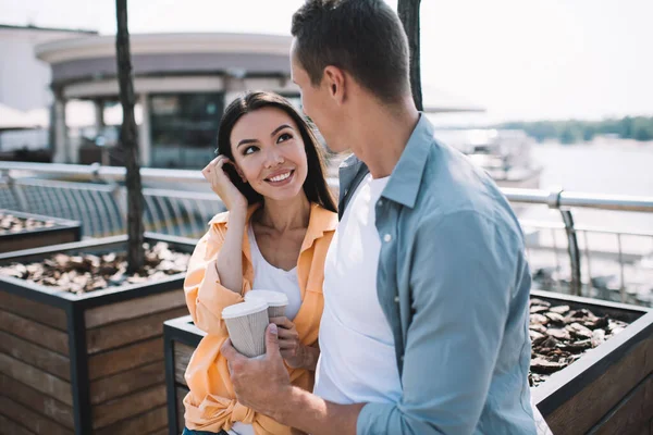 Sorrindo Jovem Mulher Asiática Olhando Com Amor Ternura Para Namorado — Fotografia de Stock