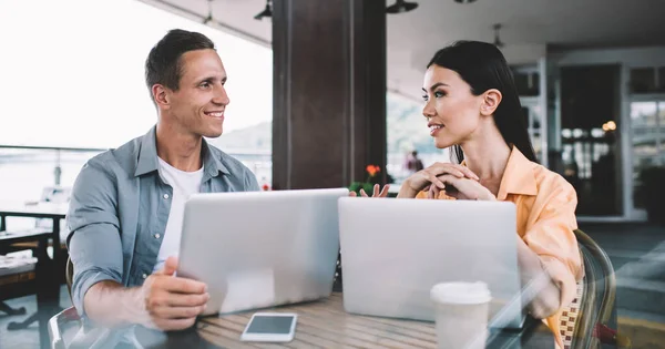 Colegas Confiados Sentados Terraza Cafetería Exterior Trabajando Computadoras Portátiles Compartiendo — Foto de Stock