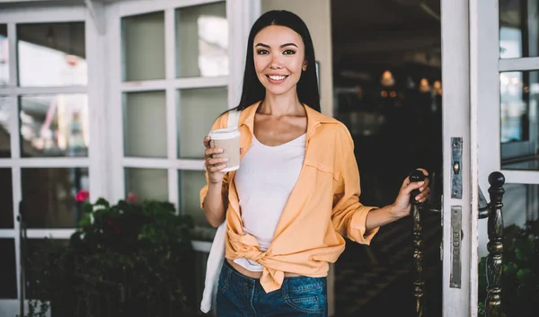 Jeune Femme Ethnique Confiante Souriante Dans Des Vêtements Élégants Tenant — Photo