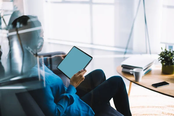 Zijaanzicht Door Glas Van Casual Vrouw Hoofdtelefoon Streaming Tablet Met — Stockfoto