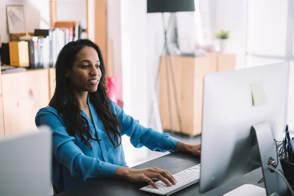 Agradable Mujer Afroamericana Pelo Largo Que Trabaja Escribiendo Teclado Mirando —  Fotos de Stock