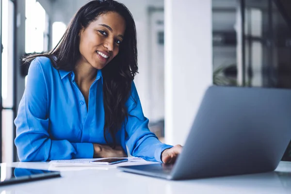 Glada Svart Affärskvinna Blå Skjorta Arbetar Medan Sitter Vid Skrivbordet — Stockfoto