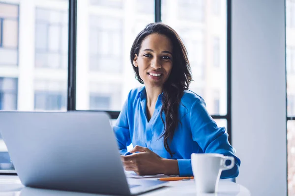 Positieve Glimlachende Afro Amerikaanse Vrouw Bedrijfskleding Met Laptop Terwijl Aan — Stockfoto