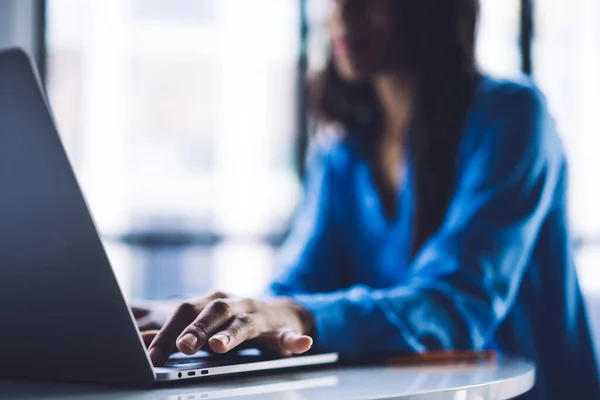 Soft Focus African American Female Sitting Table Light Office Clicking — Stock fotografie