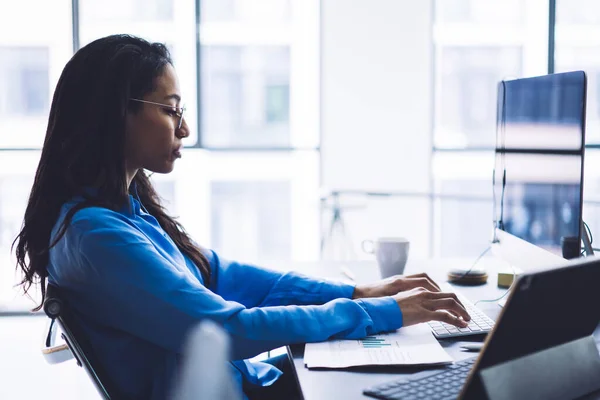 Vista Lateral Empleada Oficina Afroamericana Haciendo Informe Usando Computadora Imprimiendo — Foto de Stock