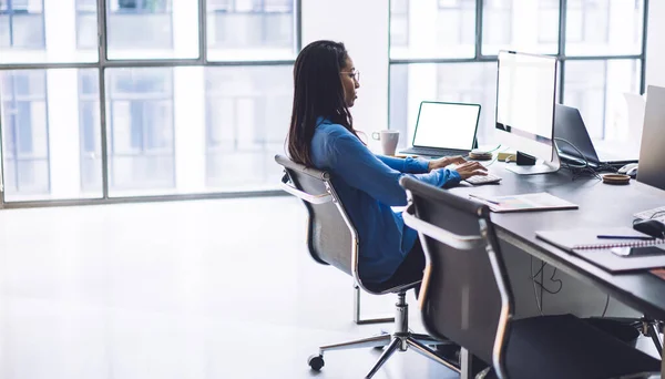 Zijaanzicht Van Zwarte Ijverige Slimme Vrouw Die Werkt Moderne Apparaten — Stockfoto