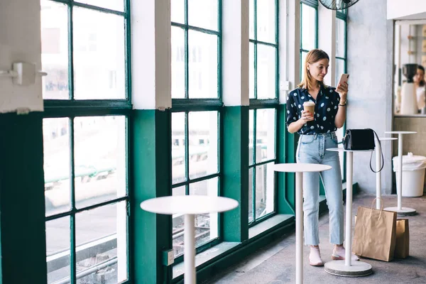 Mujer Joven Positiva Traje Casual Pie Casa Café Estilo Loft —  Fotos de Stock