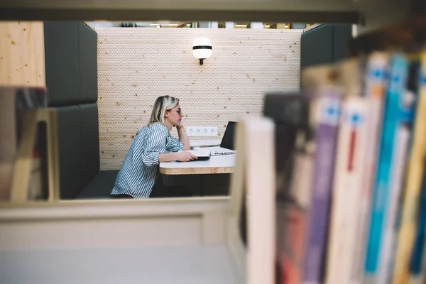 Vista Laterale Della Giovane Donna Con Libro Seduto Tavola Dietro — Foto Stock