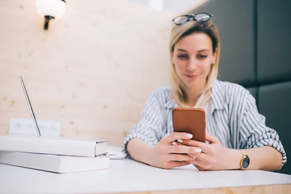 Zdola Veselá Mladá Žena Ležérní Oblečení Textové Zprávy Mobilu Při — Stock fotografie