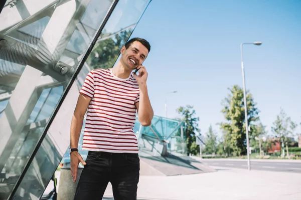 Cheerful Male Tourist Casual Clothing Talking Smartphone Laughing While Strolling — Stock Photo, Image