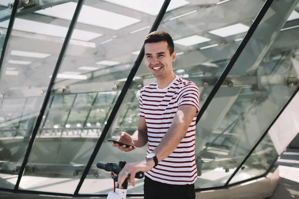 Happy Young Guy Casual Outfit Toothy Smiling While Browsing Smartphone — Stock Photo, Image