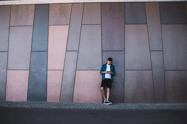 Hübscher Junger Mann Sportkleidung Mit Smartphone Steht Der Nähe Einer — Stockfoto