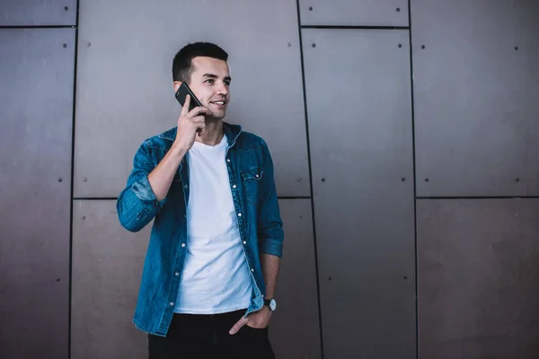 Joven Hombre Sonriente Positivo Con Ropa Elegante Parado Afuera Solo — Foto de Stock