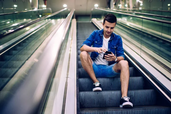 Desde Abajo Los Hombres Jóvenes Enfocados Ropa Jeans Navegar Por — Foto de Stock