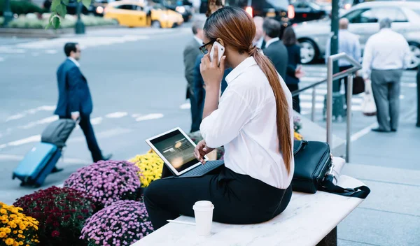 Dolgozó Fekete Hivatalos Ruhák Beszél Telefonon Miközben Dolgozik Tabletta Szabadban — Stock Fotó