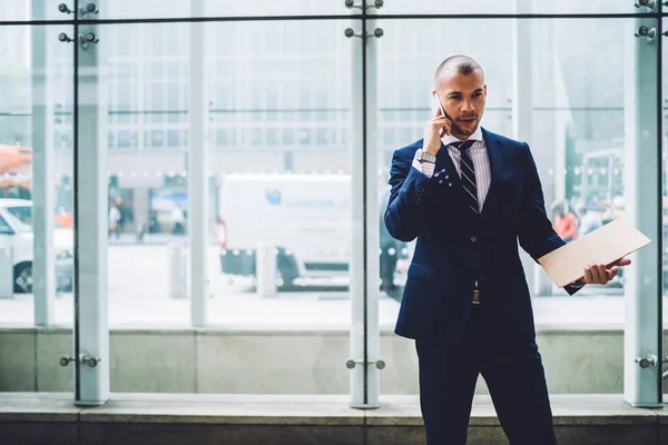 Serious Elegante Hombre Negocios Animado Hablando Teléfono Móvil Explicando Información — Foto de Stock