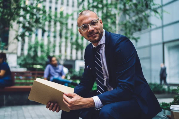 Estudiante Masculino Exitoso Gafas Moda Comprobando Detalles Trabajo Curso Financiero — Foto de Stock