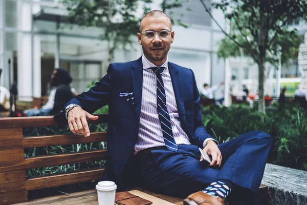 Bajo Ángulo Hombre Ejecutivo Confiado Con Estilo Gafas Elegante Traje —  Fotos de Stock