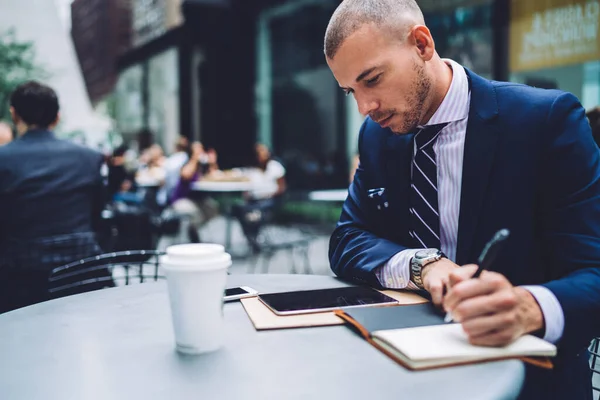 Hombre Negocios Guapo Moda Concentrado Que Escribe Diario Trabaja Con —  Fotos de Stock