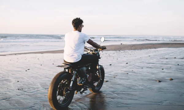 뜻하지 해변에서 시간을 보내고 오토바이를 타면서 휴식을 취하고 사냥꾼의 — 스톡 사진