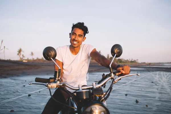 Gelukkig Zorgeloos Jeugdige Spaanse Mannelijke Motorrijder Wit Shirt Glimlachend Kijkend — Stockfoto