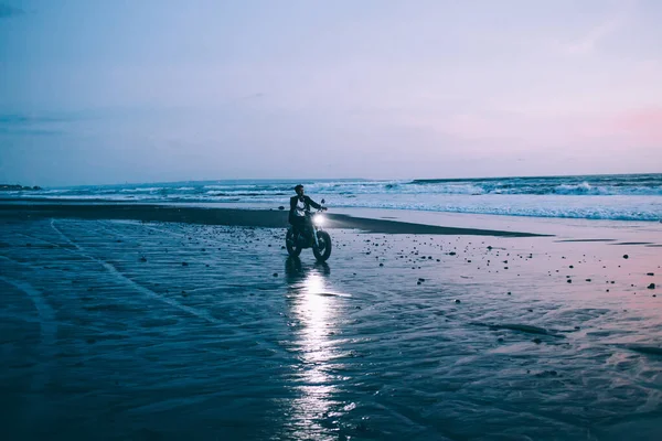 Sportive Man Riding Motorcycle Headlight Illuminating Path Wet Beach Breathtaking — Stock Photo, Image