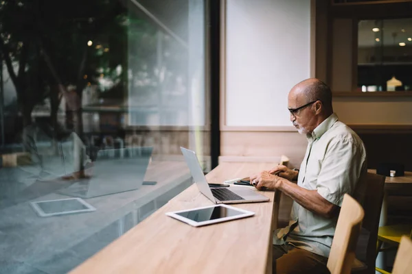 Sidovy Seriös Åldrad Entreprenör Formella Slitage Och Glasögon Sitter Vid — Stockfoto