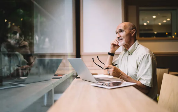 Pensiv Distraherad Från Jobbet Senior Frilansare Formell Slitage Tittar Bort — Stockfoto