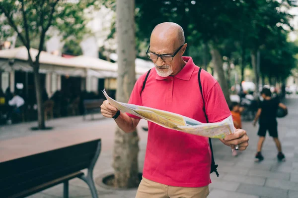 Viajante Masculino Barbudo Envelhecido Concentrado Óculos Roupas Casuais Planejamento Rota — Fotografia de Stock