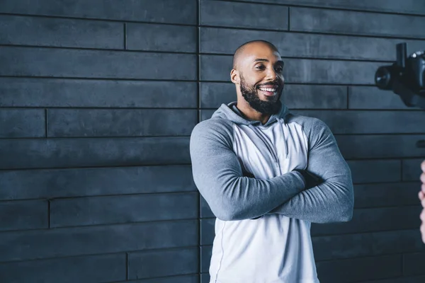 Vrolijke Atletische Sterke Afro Amerikaanse Volwassen Man Grijze Trui Handschoenen — Stockfoto