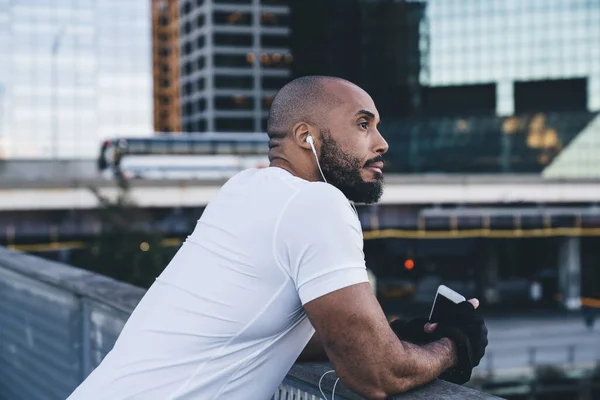 Side Syn Atletisk Afroamerikansk Man Sportkläder Som Håller Smartphone Och — Stockfoto