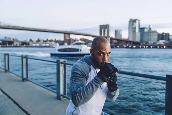 Muscular Atlético Étnico Homem Aconchegante Sportswear Enquanto Boxe Exercício Cidade — Fotografia de Stock