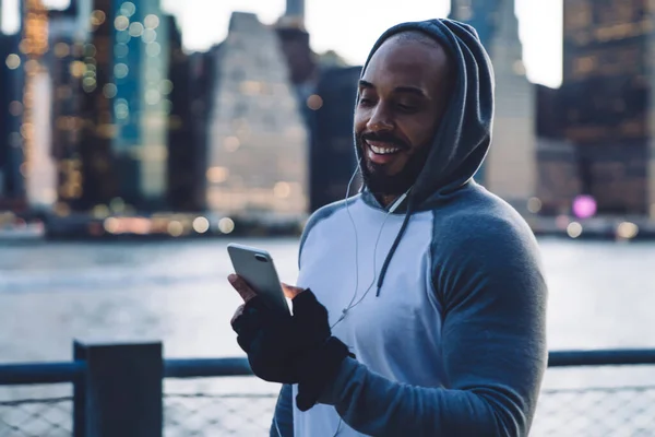 Hombre Étnico Atlético Sonriente Ropa Deportiva Cómoda Usando Teléfono Inteligente — Foto de Stock