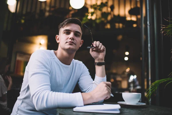 Desde Abajo Los Jóvenes Confianza Masculina Traje Casual Tomando Notas — Foto de Stock