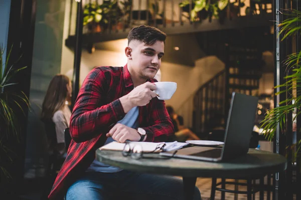 Desde Abajo Grave Freelancer Masculino Con Ropa Casual Sentado Mesa —  Fotos de Stock