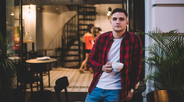 Hombre Joven Cansado Usando Ropa Casual Sosteniendo Taza Café Mirando — Foto de Stock