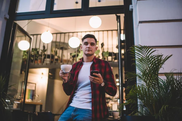 Bajo Ángulo Del Hombre Con Teléfono Inteligente Taza Café Apoyado —  Fotos de Stock