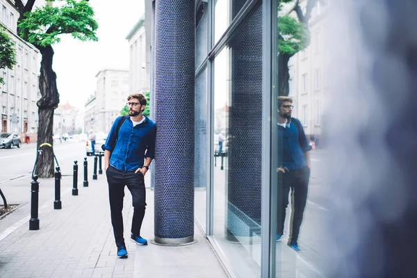 Ganzkörperbrütender Junger Mann Brille Mit Rucksack Über Der Schulter Säule — Stockfoto