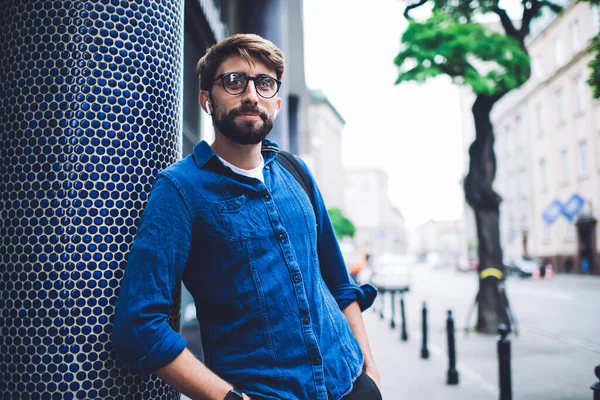 Young Bearded Male Casual Outfit Eyeglasses Standing Street Confident Pose — Stock Photo, Image