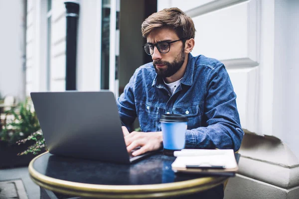 Hombre Hipster Joven Pensativo Traje Casual Con Gafas Usando Ordenador —  Fotos de Stock