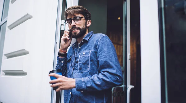 Pria Berjenggot Positif Hipster Mengenakan Pakaian Santai Dan Kacamata Berdiri — Stok Foto