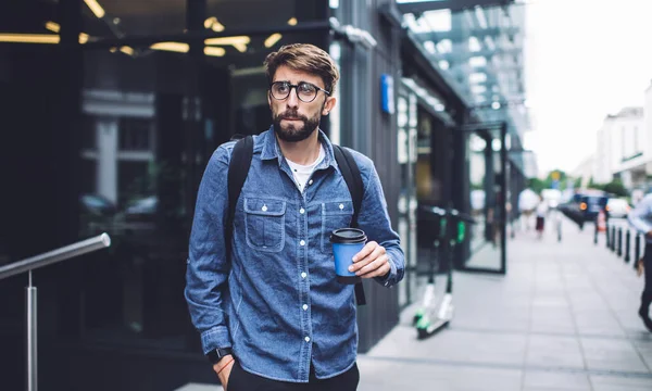 Ein Kräftiger Mann Jeansjacke Und Brille Mit Einwegbecher Kaffee Steht — Stockfoto